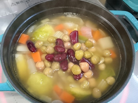 ストウブDe〜芽キャベツ＆MIXビーンズのスープ